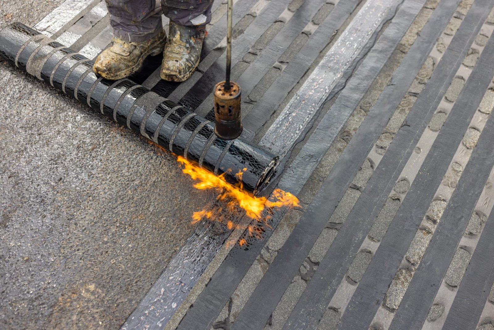 bitumen roof waterproofing with flame